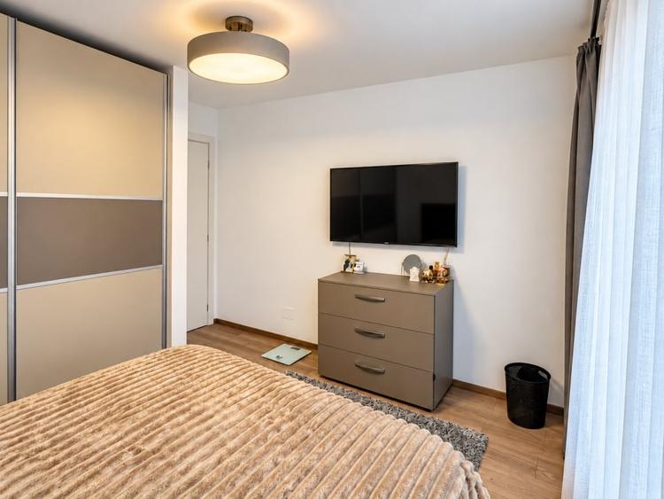 Apartament cu 2 camere decomandat, mobilat în Tractorul