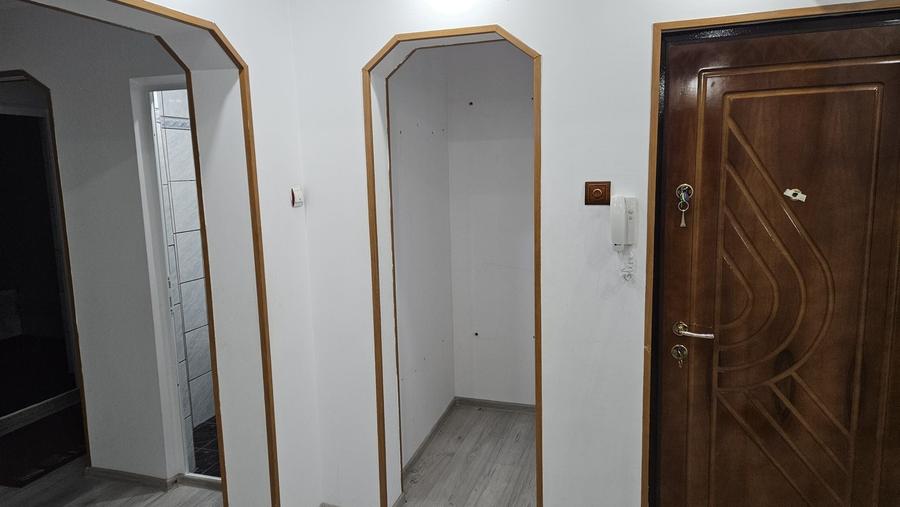 Apartament cu 3 camere decomandat în C5