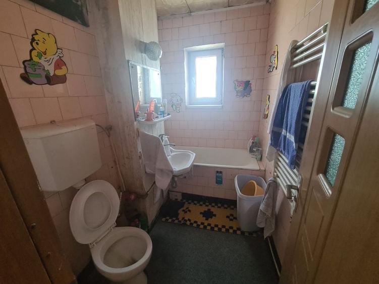 Apartament cu 4 camere decomandat în Schineni