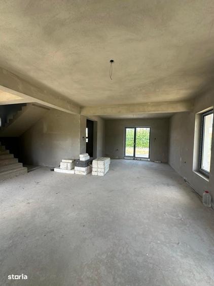 Casă cu 4 camere decomandat în Păulești