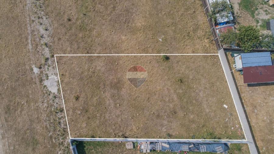 Teren Construcții intravilan de 600 mp, în Cărpiniș