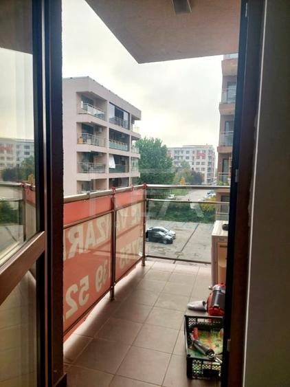 Apartament cu 3 camere semidecomandat, mobilat în Metalurgiei