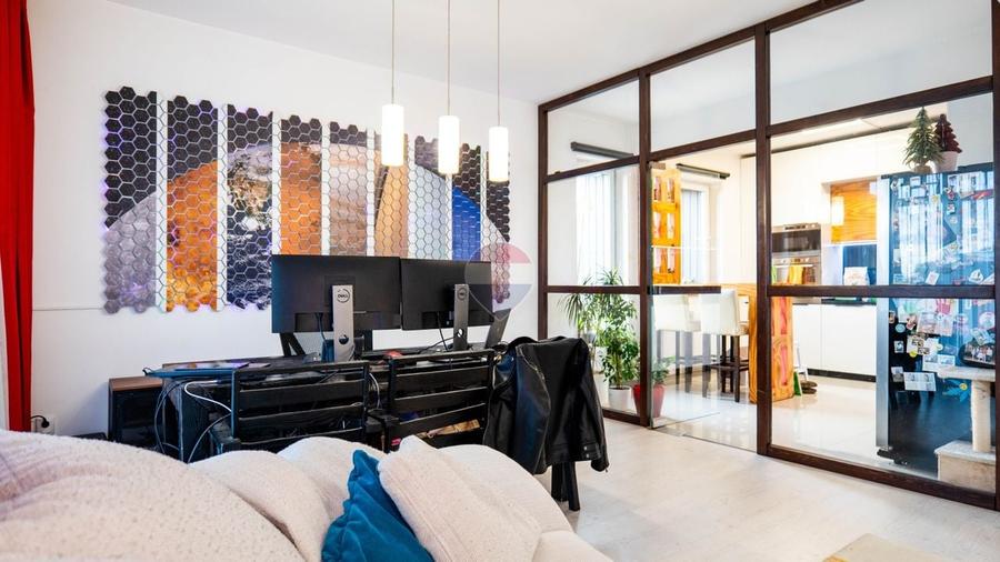 Apartament cu 3 camere semidecomandat, mobilat în Dobroești
