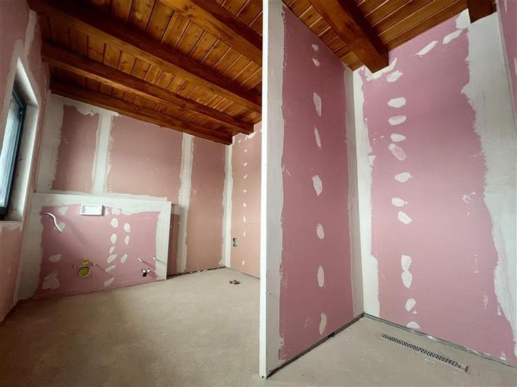 Casă individuală cu 6 camere cu Garaj în Valea Adâncă