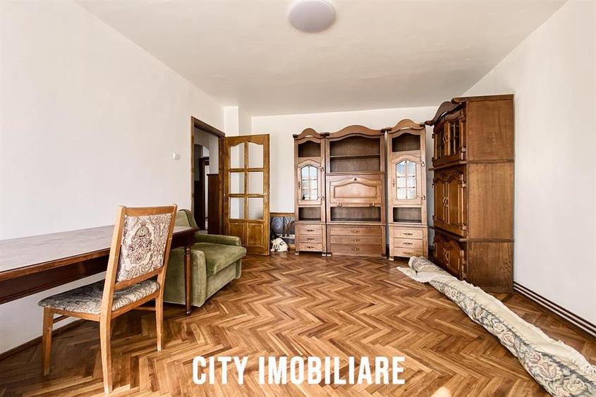 Apartament cu 4 camere decomandat în Semicentral