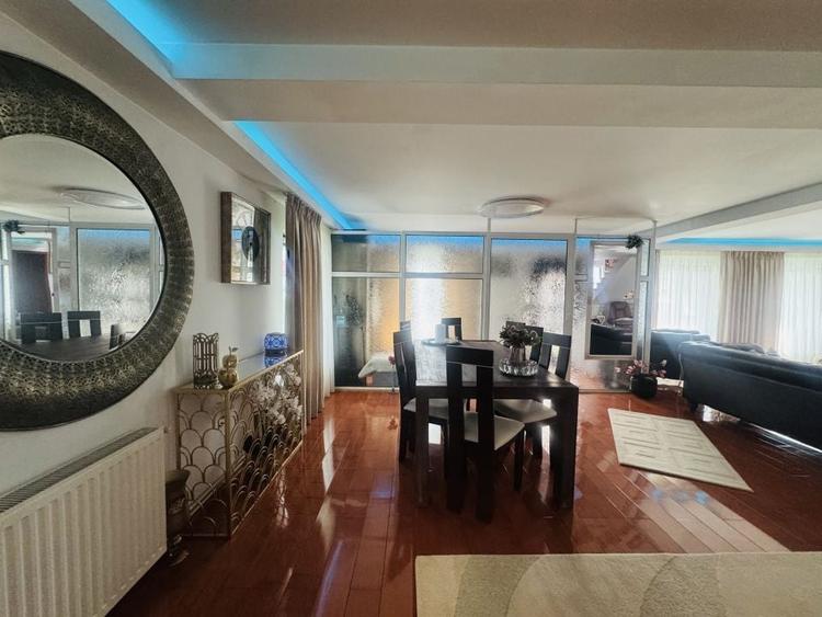 Casă individuală cu 7 camere cu Canalizare în Central