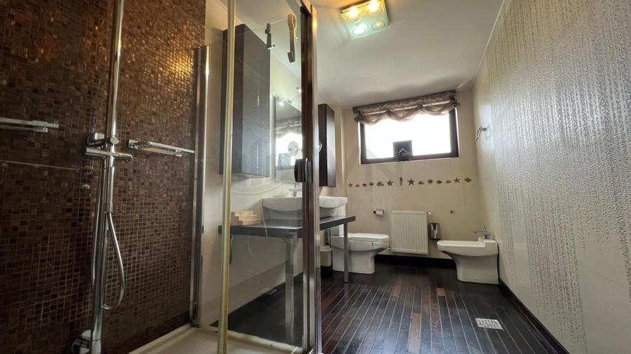 Apartament cu 6 camere decomandat în Sisești