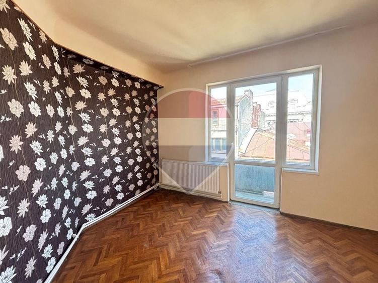Apartament cu 3 camere semidecomandat în Periferie