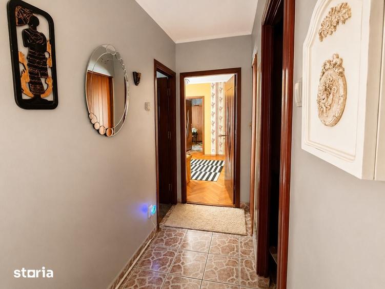 Apartament cu 3 camere semidecomandat în Podu Roș