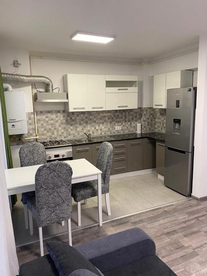 Apartament cu 3 camere decomandat în Tractorul