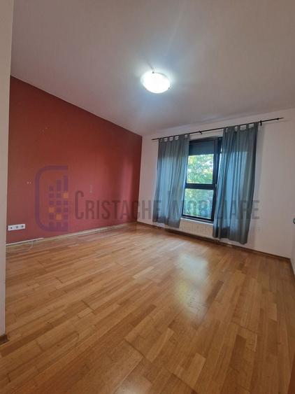 Casă individuală cu 5 camere cu Canalizare în Central