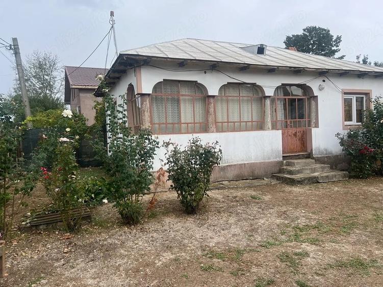 Casă cu 2 camere cu Teren 1000 Mp în Izvoru