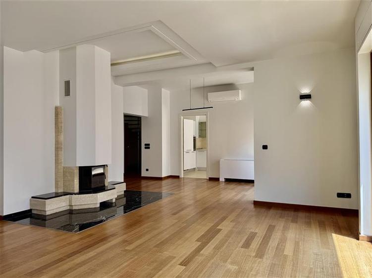 Apartament cu 5 camere decomandat în Primăverii