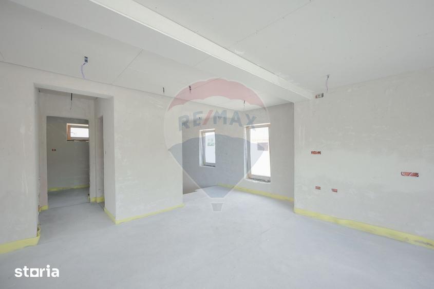 Casă cu 5 camere cu Teren 435 Mp în Paleu