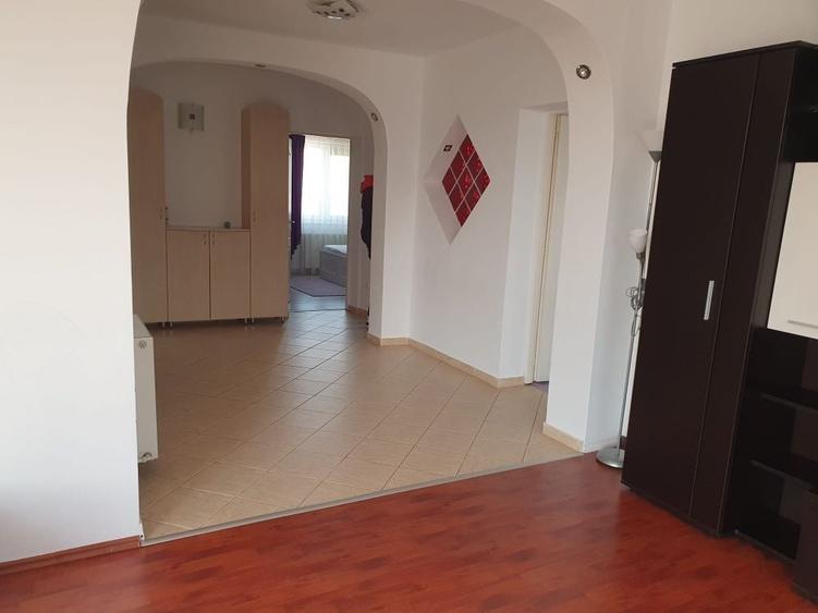 Apartament cu 3 camere decomandat în Lotrioara