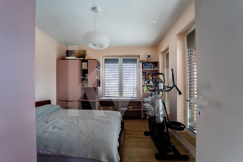 Apartament cu 3 camere semidecomandat, mobilat în Turnișor