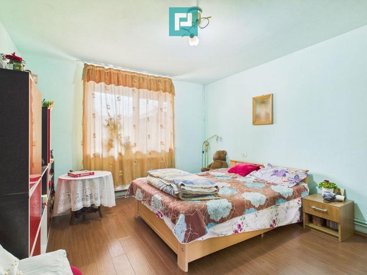 Casă individuală cu 7 camere cu Canalizare în Săcălaz