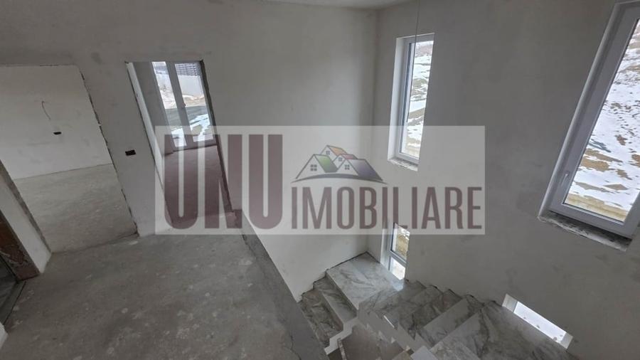 Casă individuală cu 5 camere cu Teren 700 Mp în Bucium