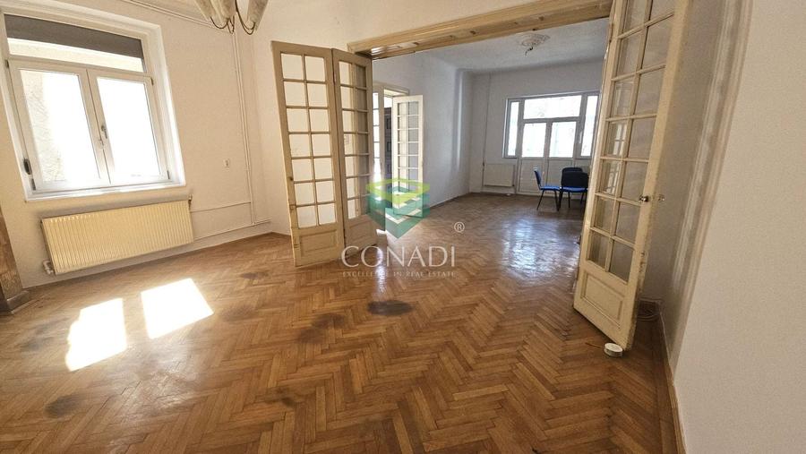 Casă individuală cu 8 camere cu Canalizare în Capitale