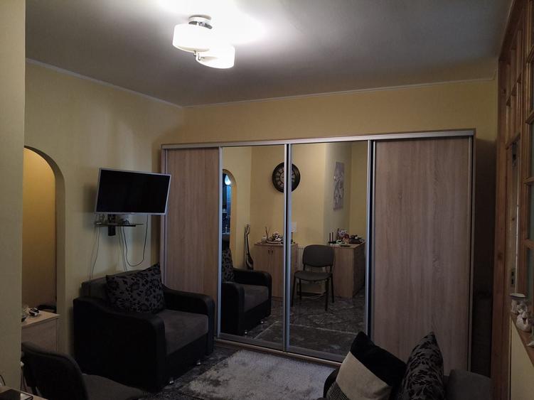 Apartament cu 3 camere semidecomandat, mobilat în Central