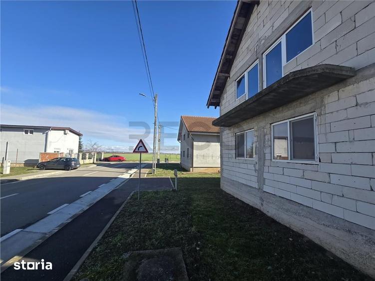 Casă cu 4 camere cu Teren 300 Mp în Sântandrei