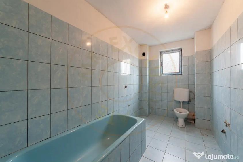 Casă cu 7 camere cu Teren 4563 Mp în Central