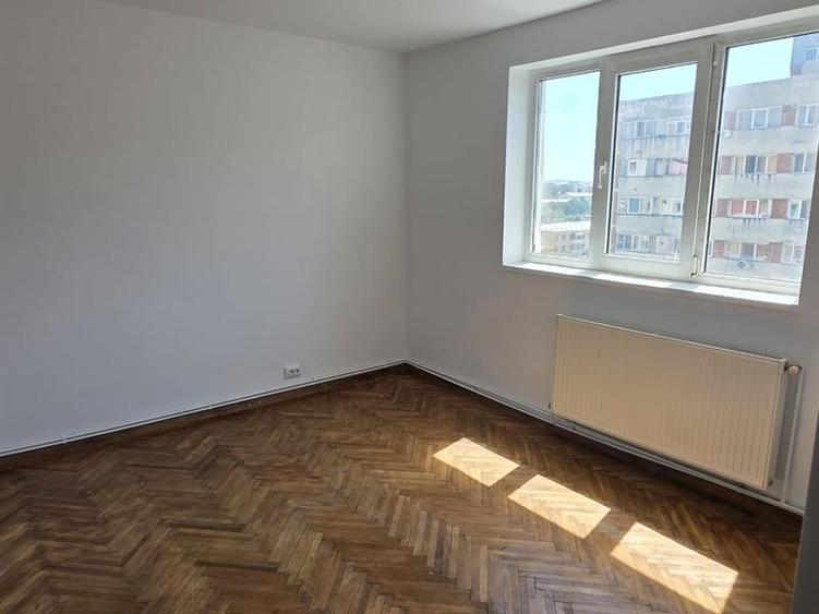 Apartament cu 3 camere decomandat în Craiovița Nouă