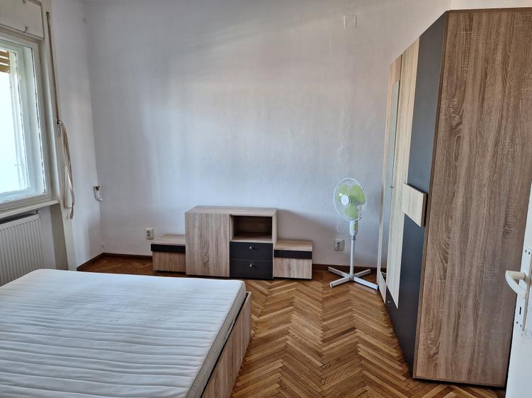 Apartament cu 3 camere semidecomandat, mobilat în Take Ionescu