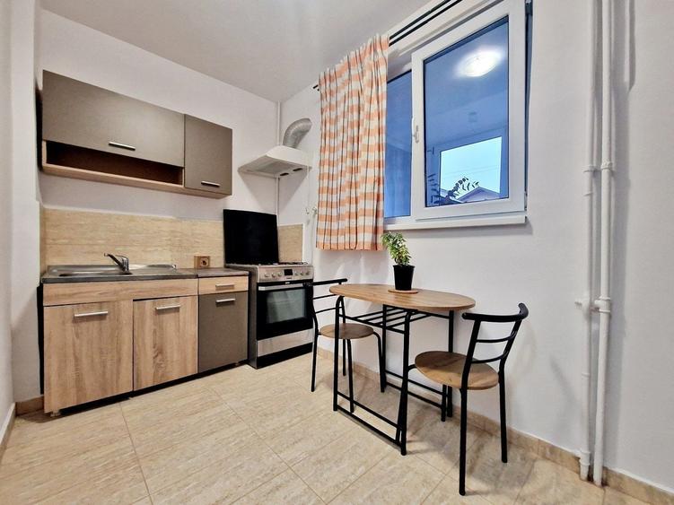 Apartament cu 3 camere semidecomandat, mobilat în Titan