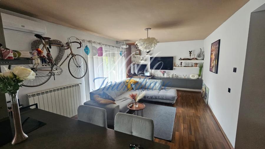 Apartament cu 3 camere semidecomandat în Florești