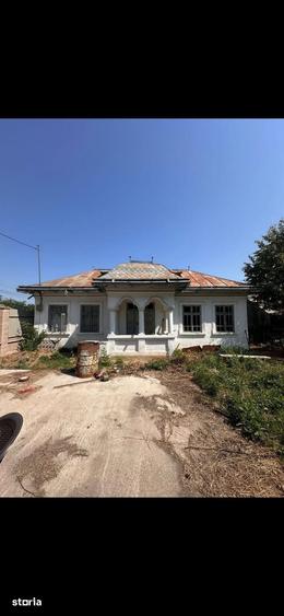 Casă cu 2 camere cu Teren 2700 Mp în Central