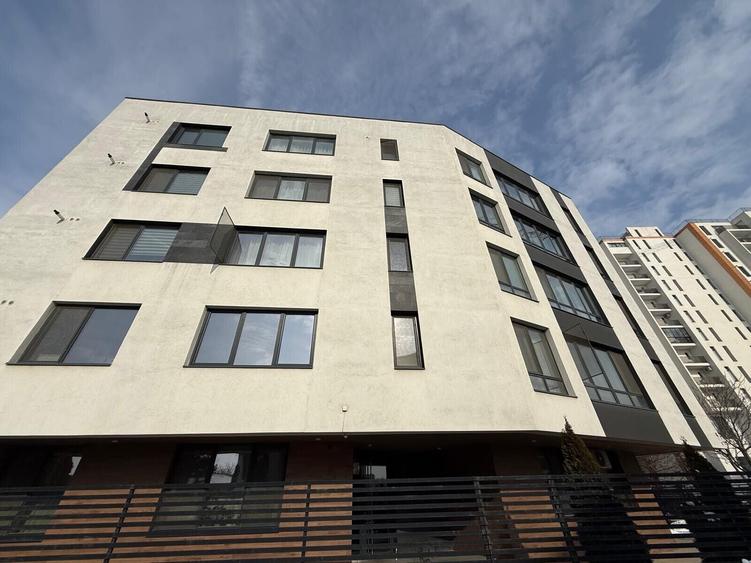 Apartament cu 3 camere semidecomandat, mobilat în Apărătorii Patriei