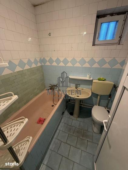Apartament cu 3 camere semidecomandat în Calea București