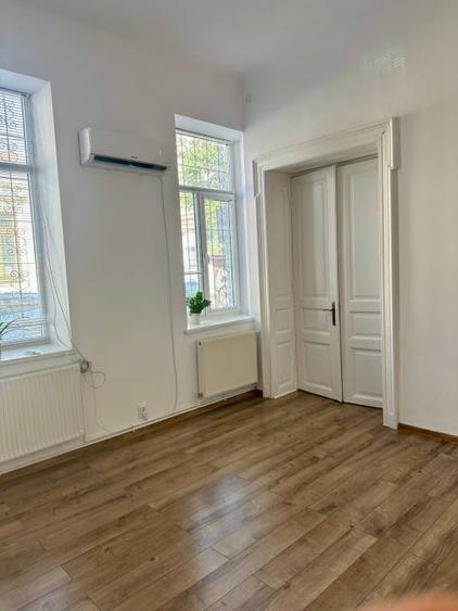 Apartament cu 5 camere semidecomandat în Cișmigiu