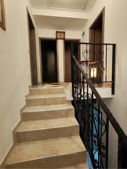 Casă cu 8 camere cu Teren 385 Mp în Berceni