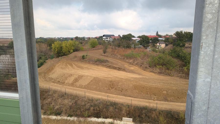 Teren de 2000 mp, în Titan