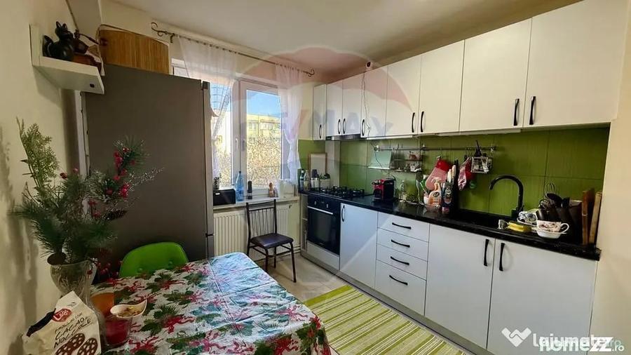 Apartament cu 3 camere semidecomandat în Central