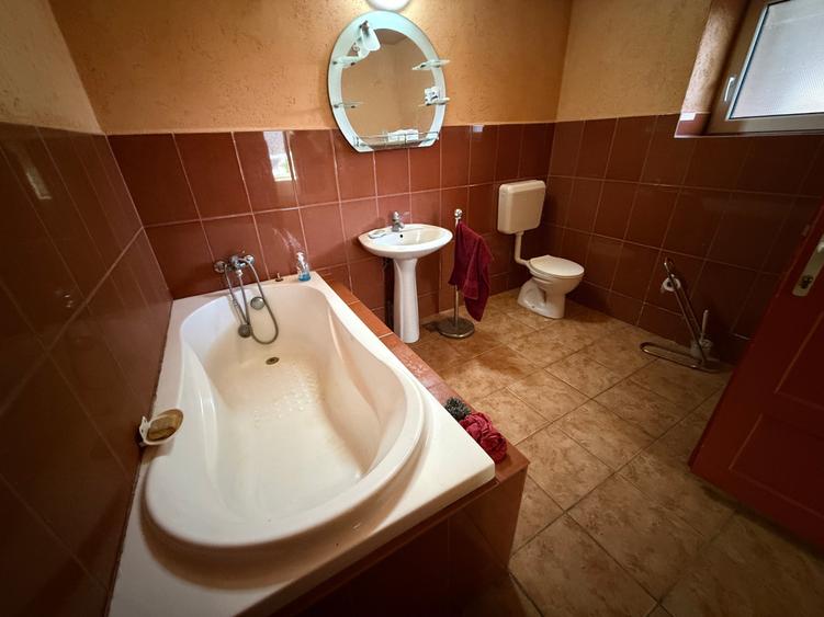 Casă individuală cu 3 camere cu Canalizare în Petrești