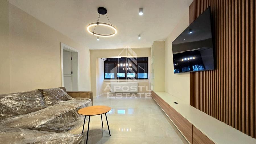 Apartament cu 3 camere semidecomandat, mobilat în Aurel Vlaicu