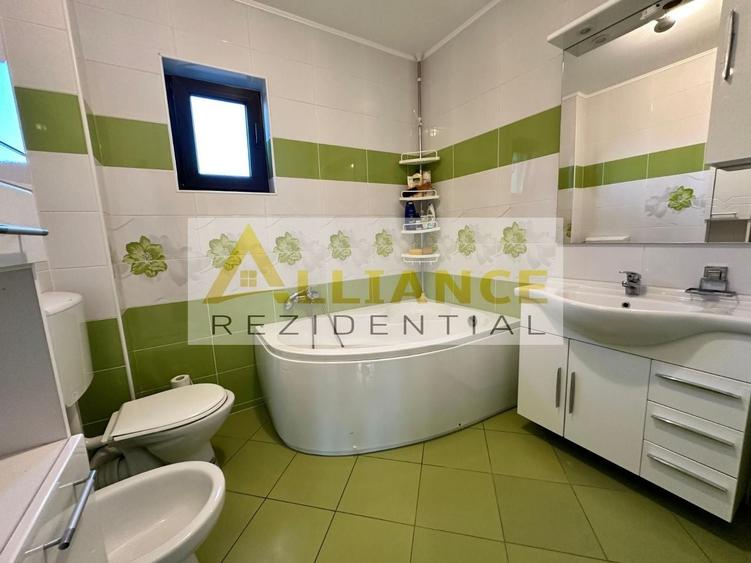 Casă individuală cu 5 camere decomandat cu Canalizare în Central
