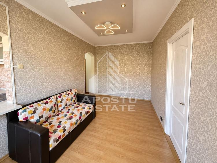 Apartament cu 3 camere semidecomandat, mobilat în Fratelia