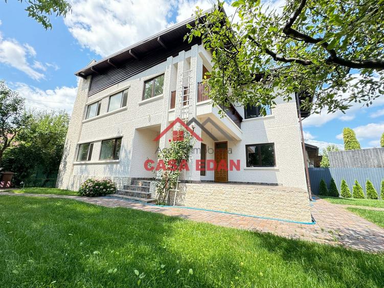 Casă individuală cu 6 camere cu Teren 550 Mp în Central