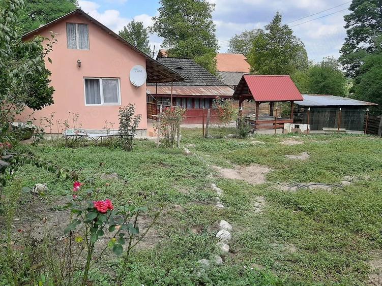 Casă cu 2 camere cu Teren 3840 Mp în Frâncești