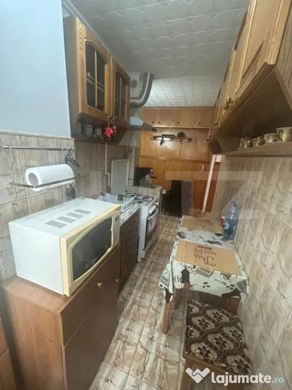 Apartament cu 3 camere semidecomandat în Dâmbu Pietros