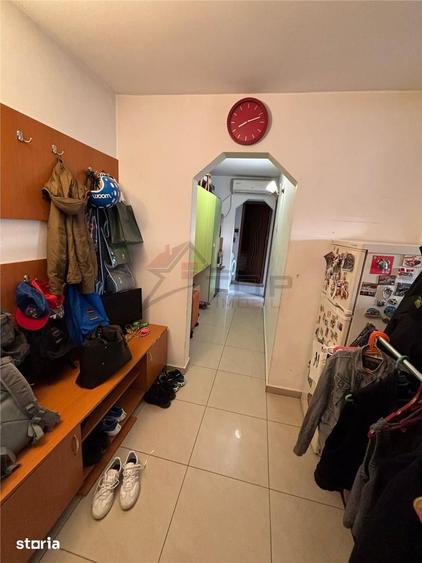 Apartament cu 3 camere decomandat, mobilat în Nicolina