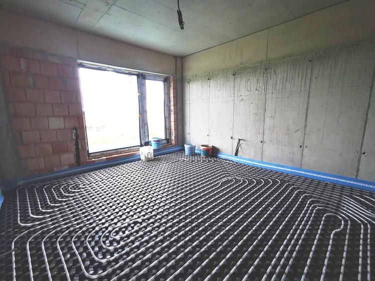 Apartament cu 3 camere decomandat în Sisești