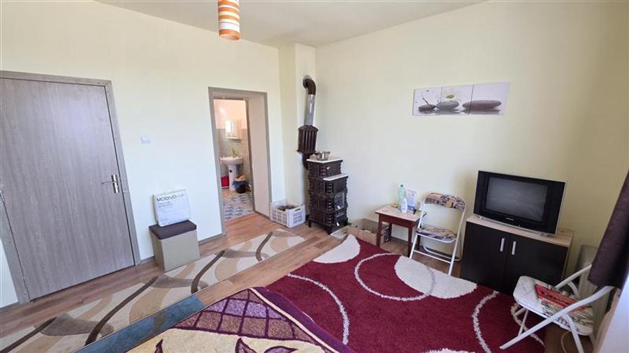 Casă individuală cu 9 camere cu Teren 4400 Mp în Petrilova