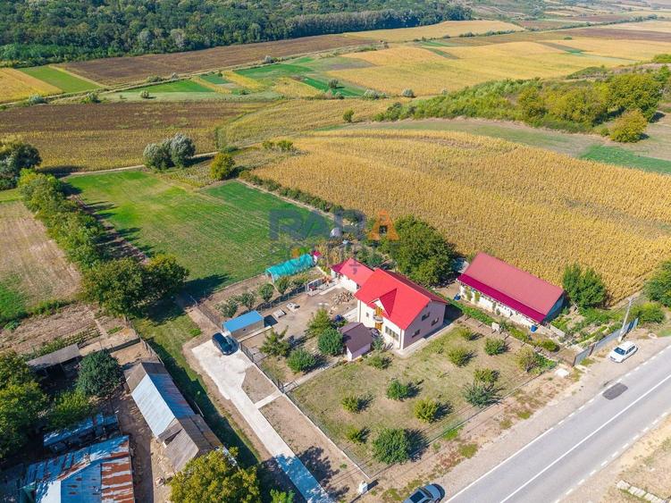 Casă individuală cu 4 camere cu Canalizare în Poienari
