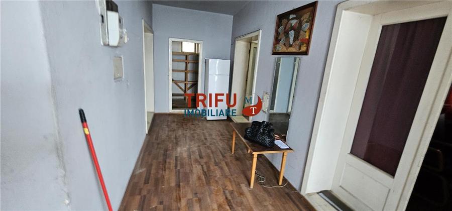 Casă individuală cu 8 camere cu Garaj în Ampoița