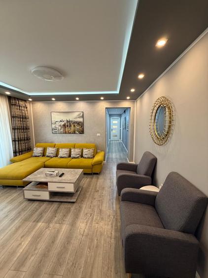 Apartament cu 4 camere semidecomandat, mobilat în Policlinica